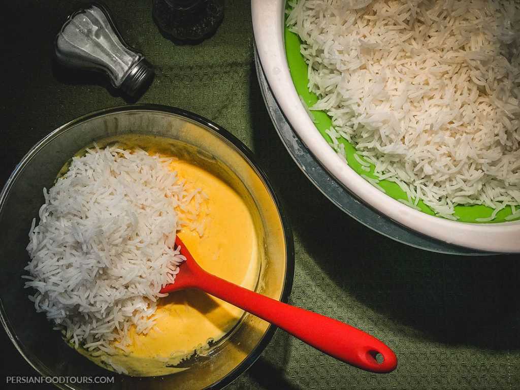 Mixing rice and yoghurt for Tahchin